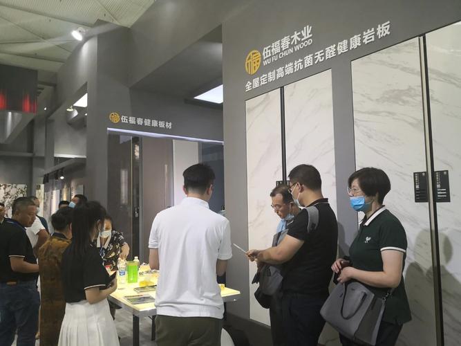 伍福春木业联手广东秀岩岩板 盛装亮相第22届成都家具展